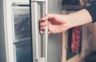 Gefrierschrank mit Hand