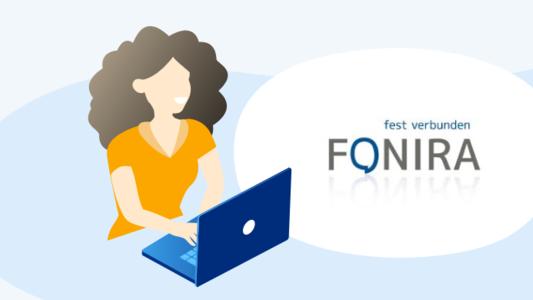 Frau mit gelbem T-Shirt am Laptop mit dem Fonira Logo daneben