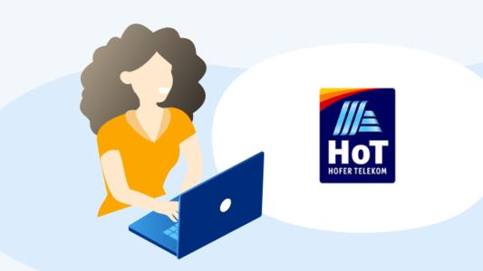 HoT Logo neben Frau im gelbem T-Shirt am Laptop