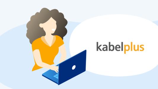 Frau im gelben T-Shirt mit Laptop und Kabelplus Logo