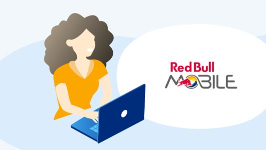 Frau in gelbem T-Shirt am Laptop mit Red Bull mobile Logo