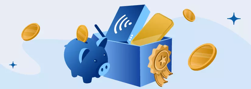 Blaues Sparschwein neben Umzugskiste mit WLAN Router drin